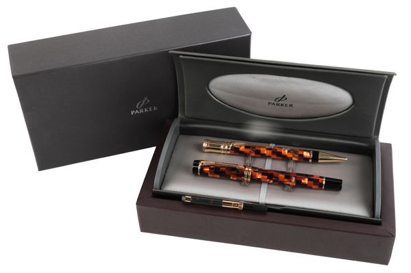 A PARKER DUOFOLD ‘AMBER CHECK’ TWO PEN SET