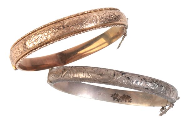 A VINTAGE HINGED BRACELET