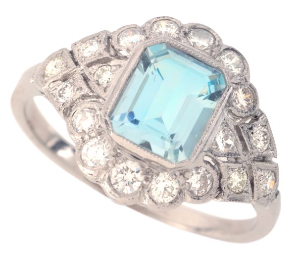 AN AQUAMARINE AND DIAMOND DRESS RING