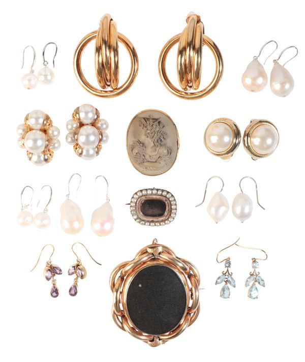 A COLLECTION OF JEWELLERY