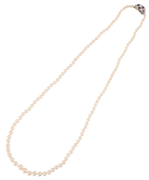 AN ANTIQUE PEARL NECKLACE