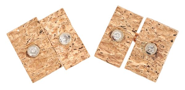A PAIR OF DIAMOND CUFFLINKS