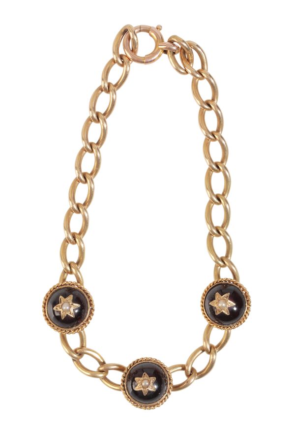 AN ANTIQUE GARNET BRACELET