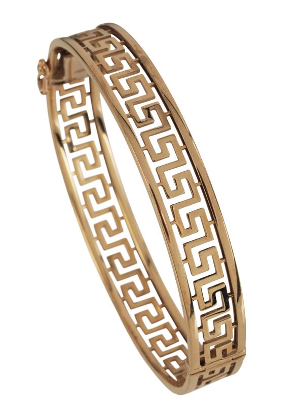 A 9CT GOLD HINGED BANGLE