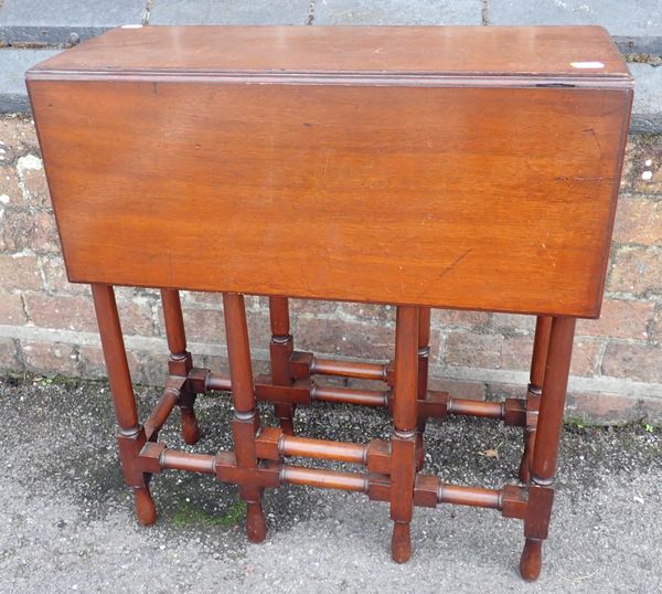 A SMALL MAHOGANY DROP-LEAF OCCASIONAL TABLE