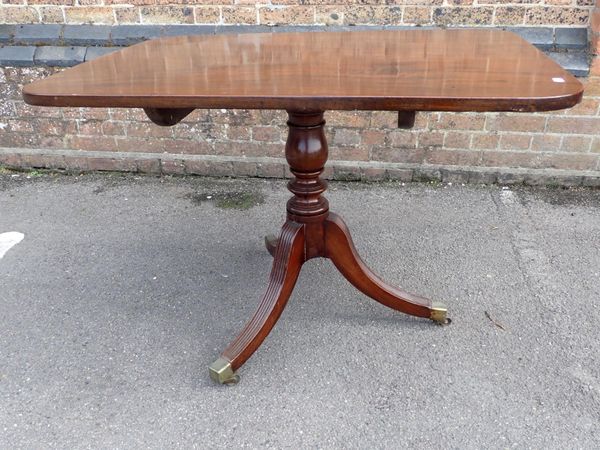 A SMALL 19th CENTURY MAHOGANY BREAKFAST TABLE