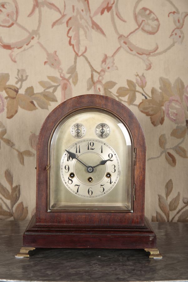 AN EDWARDIAN OAK BRACKET CLOCK BY JUNGHENS