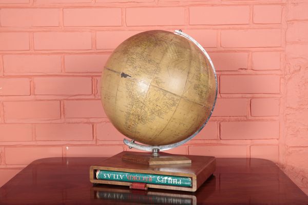 AN ART DECO TERRESTRIAL 'CHALLENGE GLOBE' BY PHILIPS