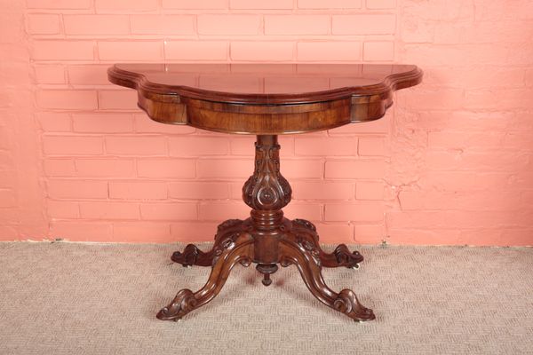 A VICTORIAN ROSEWOOD CARD TABLE