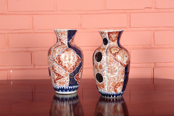 A PAIR OF JAPANESE IMARI VASES