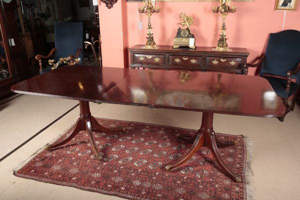 A REGENCY STYLE MAHOGANY DINING TABLE