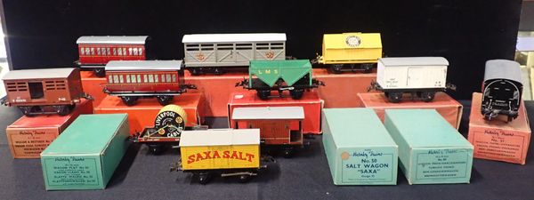 A COLLECTION OF BOXED HORNBY o GAUGE GOODS AND PASSENGER WAGONS