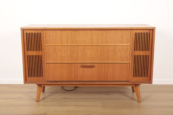 A DYNATRON ‘RICHMOND’ TEAK CASED RADIO GRAMOPHONE
