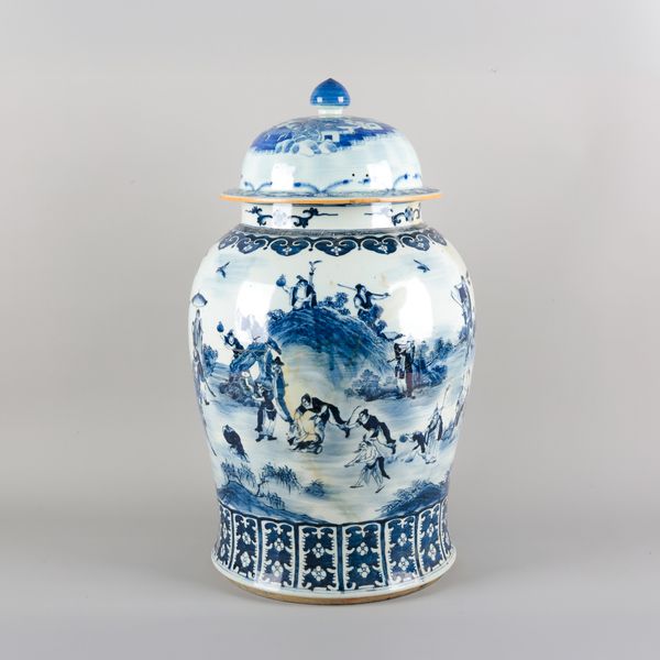 A LARGE CHINESE PORCELAIN BLUE AND WHITE BALUSTER VASE AND COVER