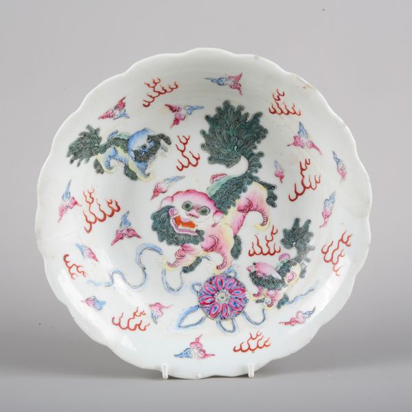 A CHINESE FAMILLE ROSE PORCELAIN BOWL