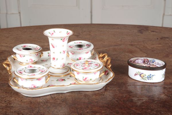 A BLOOR DERBY PORCELAIN STAND