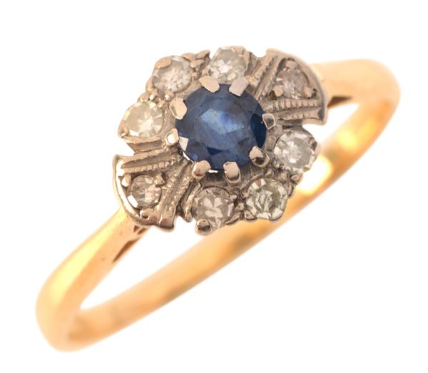 A SAPPHIRE AND DIAMOND CLUSTER RING