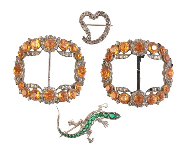 A COLLECTION OF COSTUME JEWELLERY