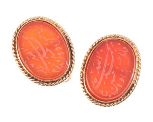 A PAIR OF CARNELIAN CUFFLINKS