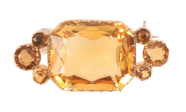 A CITRINE BROOCH