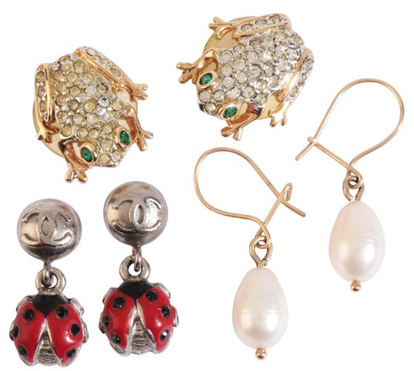 A COLLECTION OF COSTUME EARRINGS