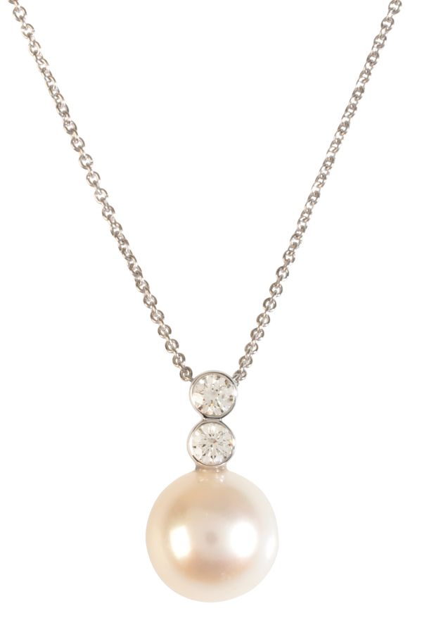 A PEARL AND DIAMOND PENDANT NECKLACE