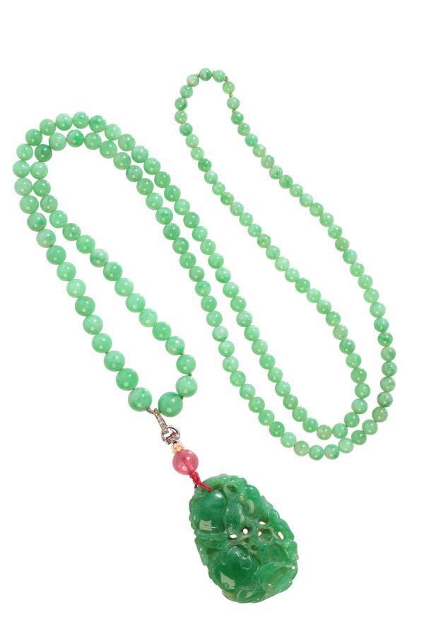 A JADE NECKLACE