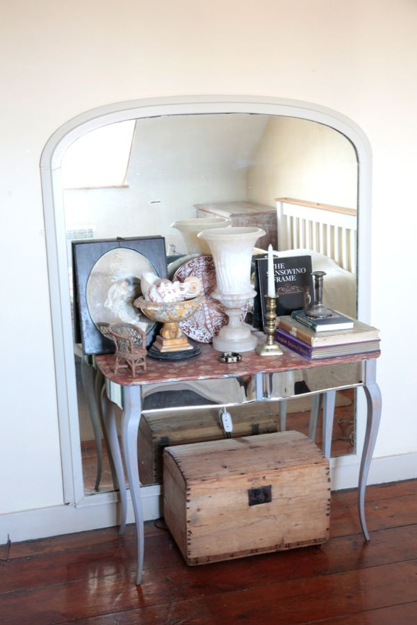 A PAINTED AND MIRRORED DRESSING TABLE