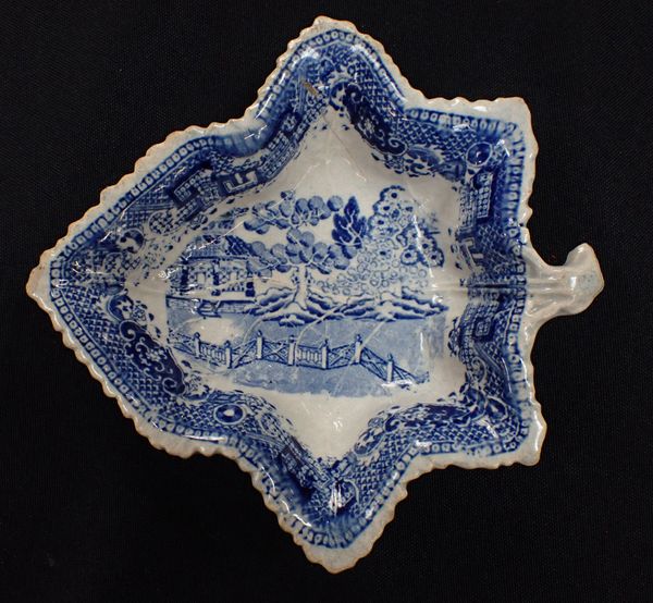 A 19th CENTURY BLUE AND WHITE POTTERY WILLOW PATTERN PICKLE DISH