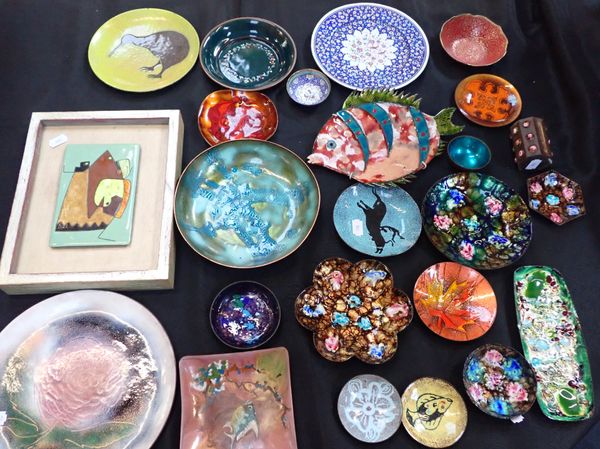 A COLLECTION OF VARIOUS ENAMELLED DISHES