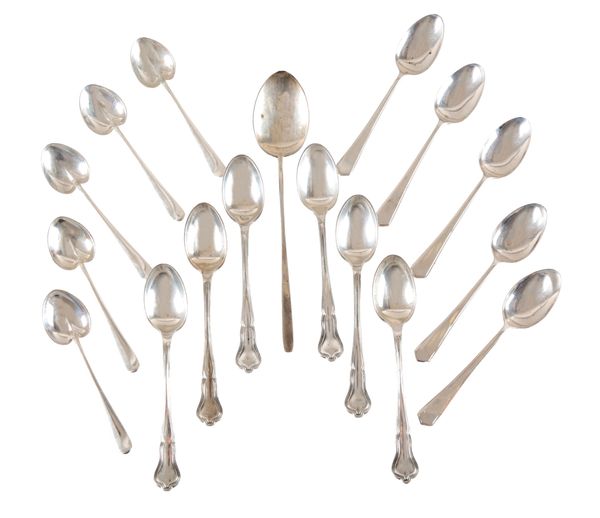 A QUANTITY OF 20TH CENTURY SILVER SPOONS