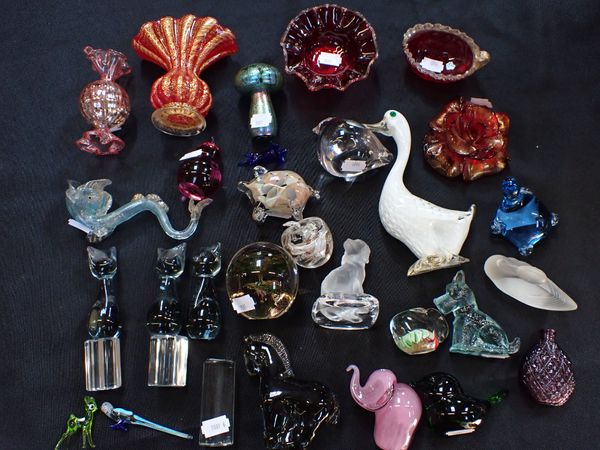 A COLLECTION OF DECORATIVE GLASS