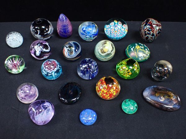 A COLLECTION OF GLASS PAPERWEIGHTS