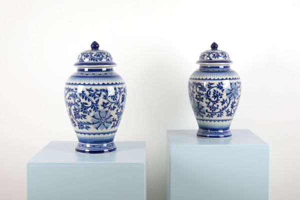 A PAIR OF BLUE AND WHITE PORCELAIN GINGER JARS