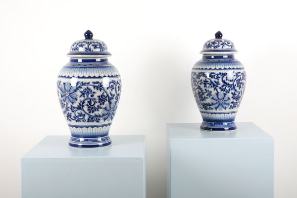 A PAIR OF BLUE AND WHITE PORCELAIN GINGER JARS