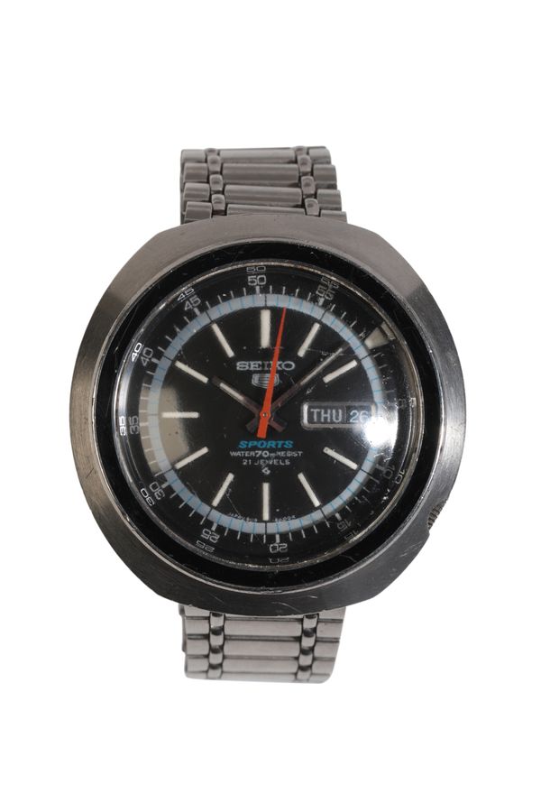 SEIKO SPORTS WATER 70: A GENTLEMAN'S STAINLESS STEEL BRACELET WATCH