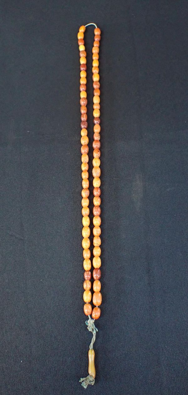 AN AMBER BEAD NECKLACE