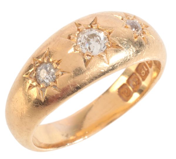 AN ANTIQUE DIAMOND GYPSY RING