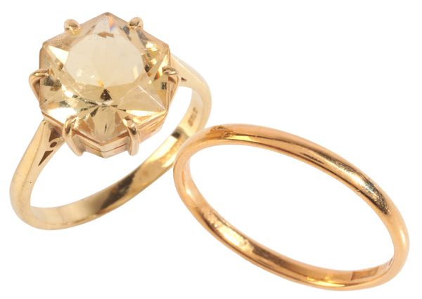 A VINTAGE CITRINE SOLITAIRE RING