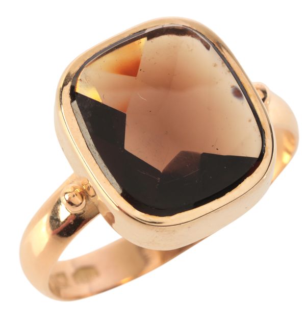 A SMOKY QUARTZ DRESS RING