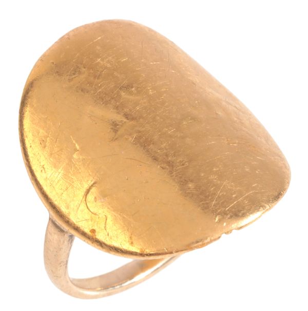 A HALF SOVEREIGN COIN RING