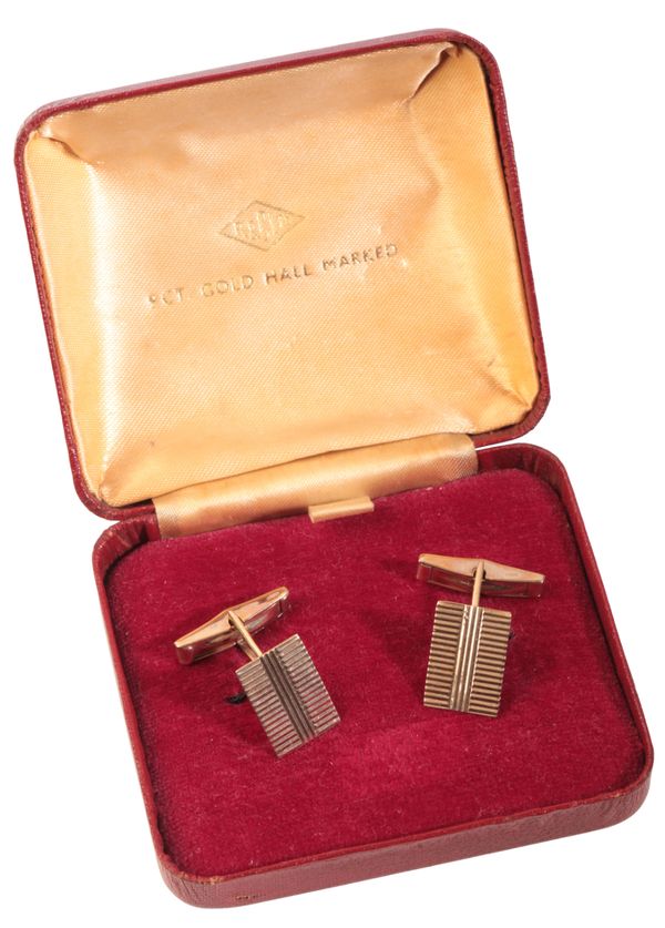 A PAIR OF VINTAGE ENGINE-TURNED CUFFLINKS