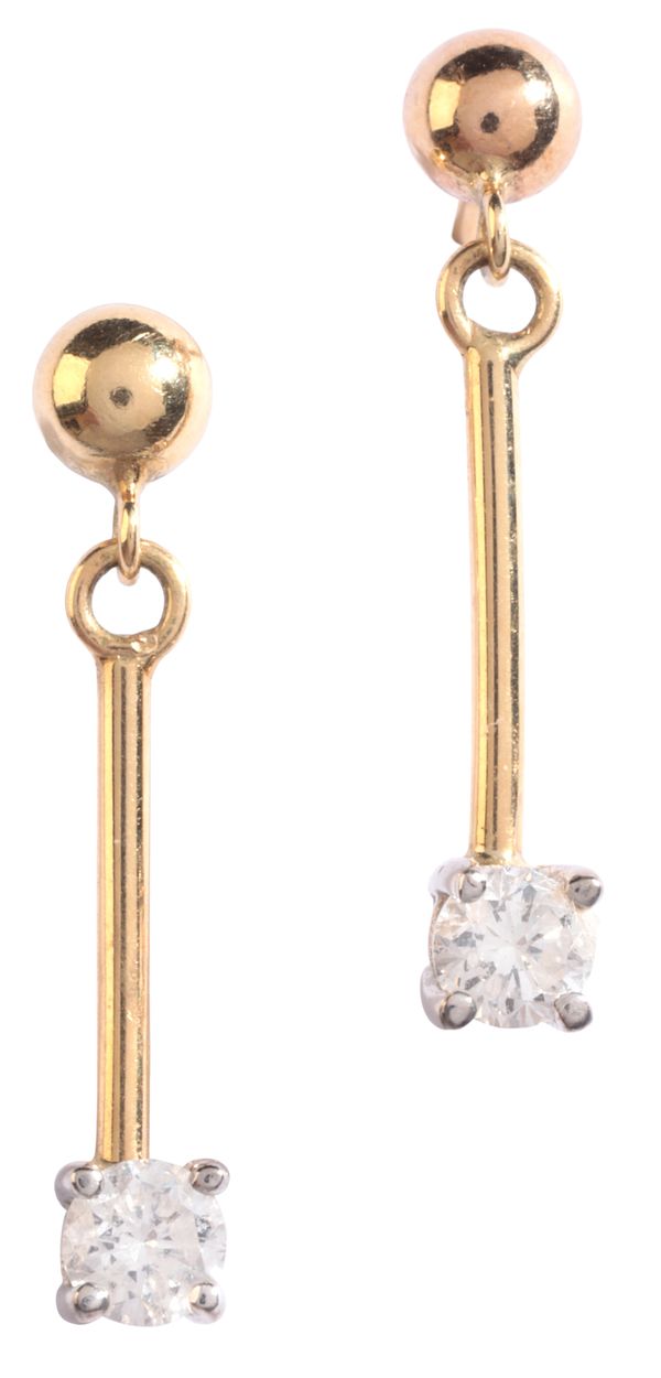 A PAIR OF DIAMOND DROP EARRINGS