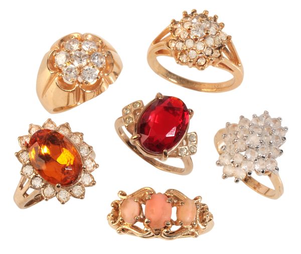 A COLLECTION OF COSTUME RINGS