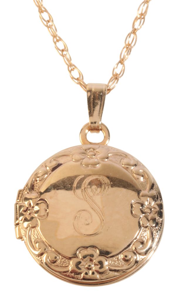 A LOCKET PENDANT NECKLACE