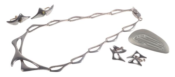 A COLLECTION OF SILVER JEWELLERY