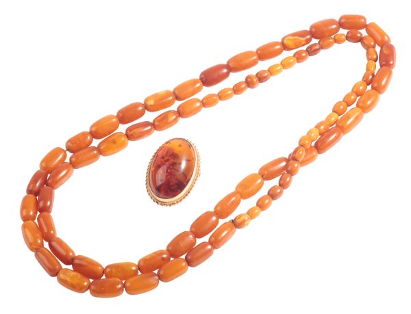 AN AMBER BEAD NECKLACE