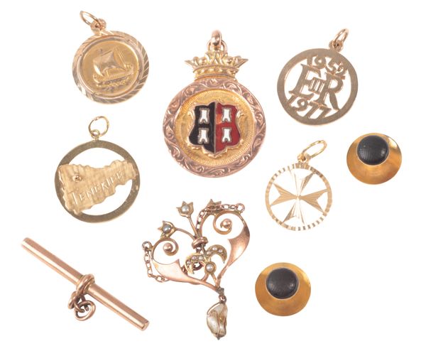 A COLLECTION OF GOLD PENDANTS