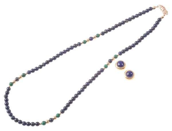 A LAPIS LAZULI AND MALACHITE BEAD NECKLACE