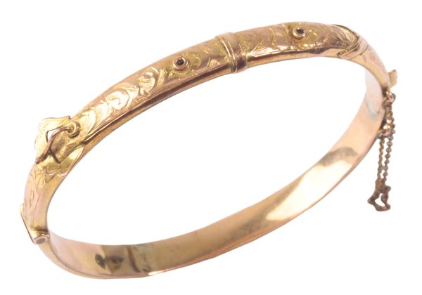 AN ANTIQUE 9CT GOLD HINGED BUCKLE BANGLE